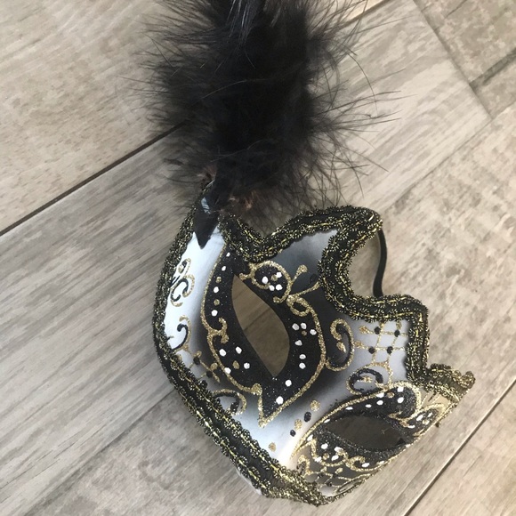 Masquerade Mask Black White Gold - Picture 7 of 8
